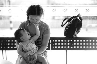 昨日，肯德基京廣中心店門口，姜女士提起跟養(yǎng)父母關(guān)系時(shí)落淚，懷中女兒笑著跟她玩。