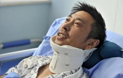 8月25日，交警周寶來躺在病床上。