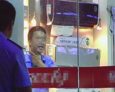 打劫男把玻璃片抵在脖子上，與民警對峙