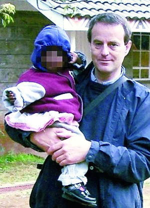 伍德與一名幼女的合影。