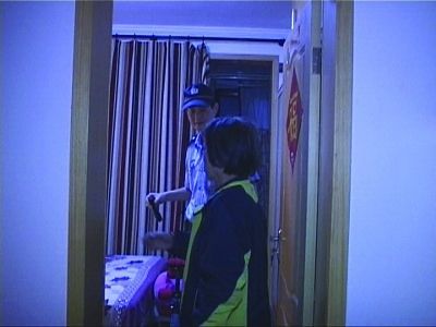 民警幫老人檢查沒發(fā)現(xiàn)有炸彈。