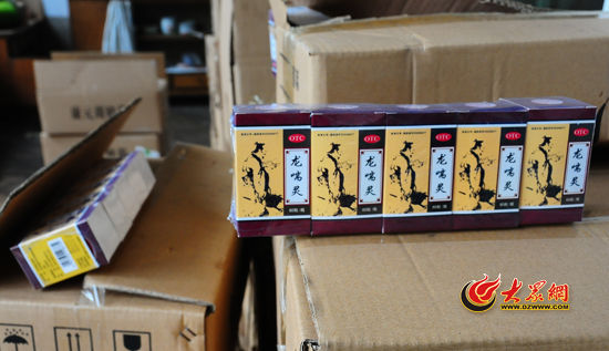 圖為民警現(xiàn)場被查獲的部分假藥。