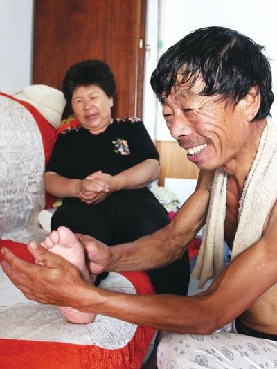 慈成富為老伴按摩。
