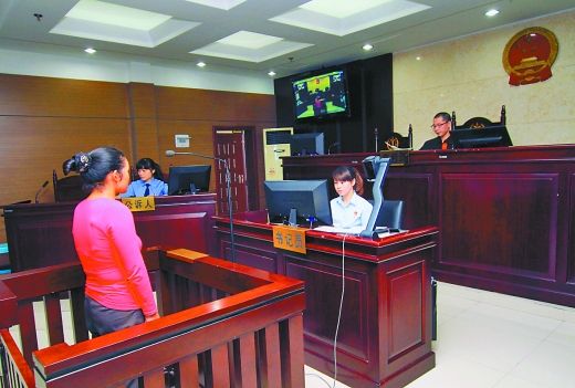    9月29日，萬州區(qū)人民法院，被告王桂娟（化名）在庭審現(xiàn)場。 重慶晨報記者 胡杰 實習生 黃敬坤 攝