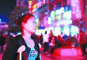 走在燈火闌珊的蘭州街頭，史女士迷茫無(wú)助。