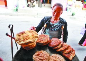 手頭拮據(jù)，每天只能吃一頓飯。