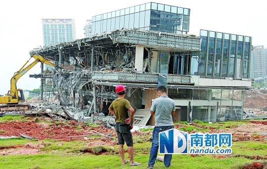 傾塌的售樓中心昨日拆除。南都記者 徐文閣 攝