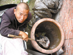 鄭艷良講述鋸?fù)冉?jīng)過。本報記者 汪洋 攝