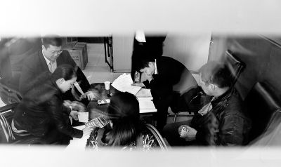 今天上午，喜隆多接待處內，市場管理方與商戶核對租金和抵押金數(shù)目