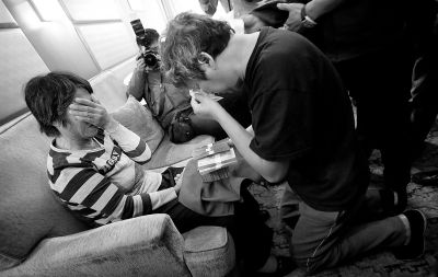 李春平跪在劉洪魁母親跟前送上捐款。談及烈士，兩人相對而泣