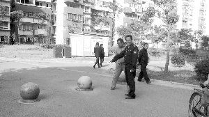 就為了搬這個(gè)石墩，男子打傷了兩個(gè)保安