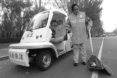 比賽之前張起超在多功能清潔車前練習動作。