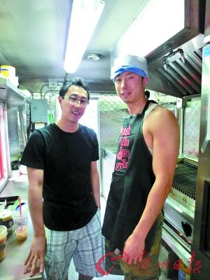 劉曉（左）和彭一在餐車內(nèi)。（受訪者提供）
