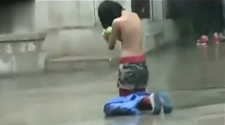 女孩為討15元錢(qián)雨中裸胸下跪無(wú)人理睬(圖) 女孩為討15元錢(qián)雨中裸胸下跪無(wú)人理睬(圖)
