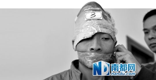 為了防止犯罪嫌疑人串供，民警用膠帶將犯罪嫌疑人的嘴封住。