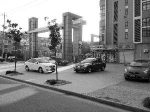 故事就發(fā)生在這個(gè)小區(qū)大門口