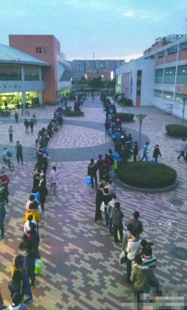 24日傍晚，川大江安校區(qū)浴室前排隊“盛況”
