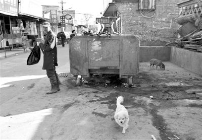 昨日，村民在通州區(qū)馬駒橋的這個垃圾箱旁，發(fā)現(xiàn)一被棄男嬰，急救人員趕到后確認(rèn)男嬰已死亡。新京報記者 黃月 攝