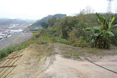 劉某被拋下地方6米處，是一處10多米深的懸崖。