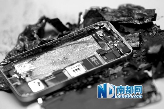 于先生的新iPhone5S手機(jī)直接“爆”廢。 南都記者劉有志攝