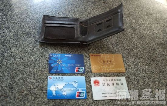 12月24日，長沙雨花區(qū)美聯(lián)天驕城，當(dāng)事人范先生展示小偷寄回的錢包、身份證和銀行卡。