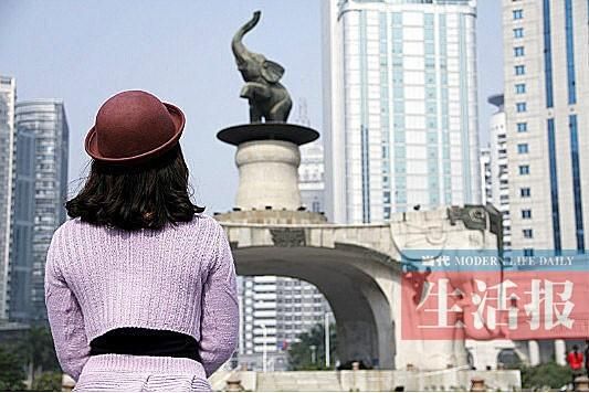 “背影女神” 她會(huì)為誰轉(zhuǎn)身 “背影女神” 她會(huì)為誰轉(zhuǎn)身