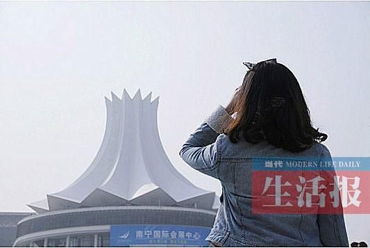 “背影女神” 她會(huì)為誰轉(zhuǎn)身 “背影女神” 她會(huì)為誰轉(zhuǎn)身