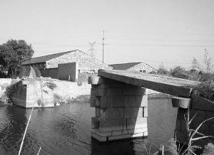 “斷橋”看上去像一個(gè)跳水臺 網(wǎng)絡(luò)圖片