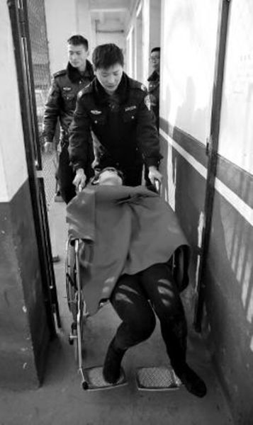 昨日，派出所民警帶女駕駛員賈某去醫(yī)院做檢查 記者 陳團結 攝