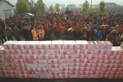 村民領(lǐng)取“年底分紅”。