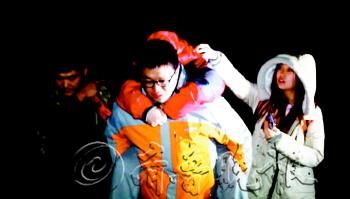 　途中女隊(duì)友小妮突發(fā)高燒，男隊(duì)員輪流背了她三個(gè)小時(shí)，直到網(wǎng)友開(kāi)車(chē)來(lái)接