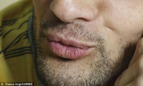 好色劫匪搶劫珠寶后親吻老板娘，留下的口水DNA成為了落網證據(jù)。