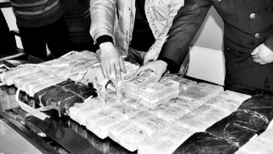 警方收繳的毒品和毒資。警方供圖