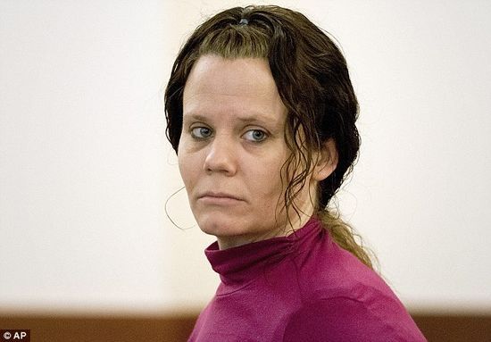 2月12日，勒死朋友并剖腹取嬰的柯里出庭受審。