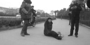 鄭大姐坐在地上，警方趕到進(jìn)行施救。（視頻截圖由警方提供）