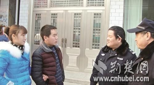 圖為:文楊林與妻子請(qǐng)民警幫助還錢 圖為:文楊林與妻子請(qǐng)民警幫助還錢