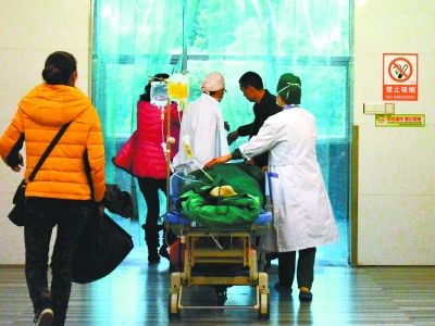 受傷女孩做完手術(shù)被送往重癥監(jiān)護室。記者楊濤 攝