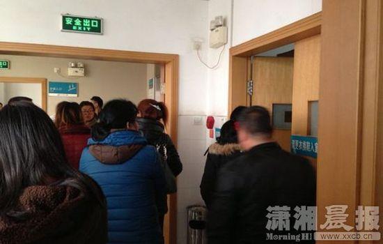 ICU搶救室前家屬。圖|瀟湘晨報(bào)記者 陳斌