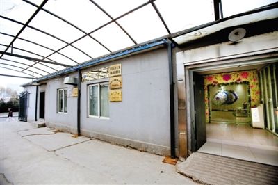 2月25日，北京石景山醫(yī)院，太平間旁的一間辦公室外掛有“八寶山殯儀館石景山醫(yī)院服務(wù)站”的牌子。本版攝影/新京報記者 王叔坤