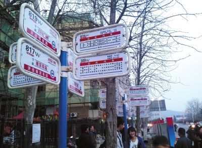 3月16日，江蘇省南京市，眾多乘客在“火車站廣場東”站臺(tái)候車。圖/東方IC