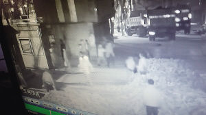 擋道3小時(shí)，司機(jī)路人“望磚興嘆”