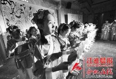 60名小學(xué)生著漢服誦《弟子規(guī)》迎接10歲成長(zhǎng)禮 60名小學(xué)生著漢服誦《弟子規(guī)》迎接10歲成長(zhǎng)禮