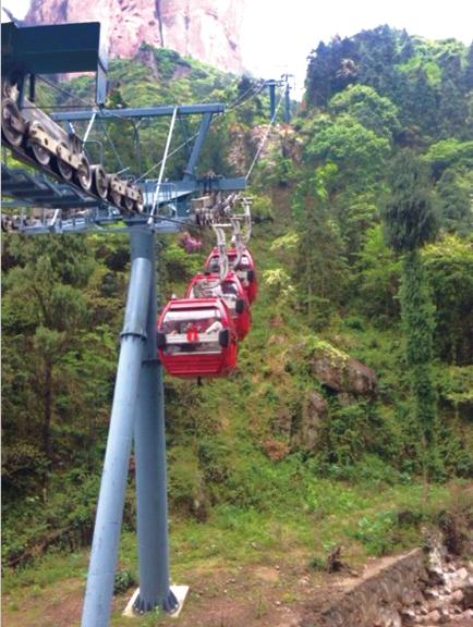 當(dāng)時還有3個轎廂懸在半空中。溫先生供圖