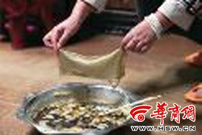 　　昨日，店方讓顧客觀看該火鍋制作時的監(jiān)控錄像本組圖片由本報記者黃利健攝