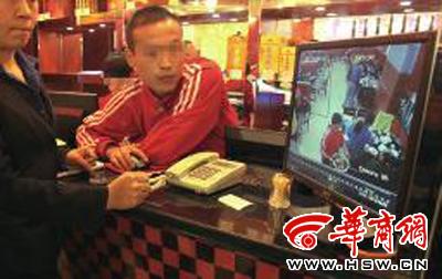 昨日，李女士展示從火鍋店抱回的火鍋，內(nèi)有濕巾