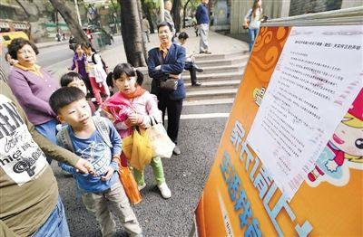 昨日，中華路小學貼出告示，提醒家長不要相信傳言。