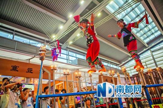 2號展館，苗族姑娘表演踩燈泡絕技《電光玫瑰》，赤腳踩上40瓦的燈泡并做出高難度動作。 南都記者 霍健斌 攝