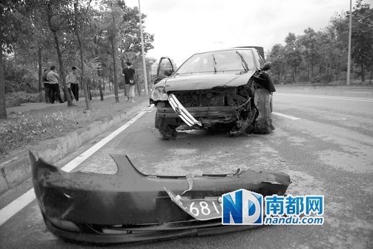 男子搶的比亞迪轎車車頭損毀嚴(yán)重。