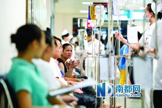 醫(yī)院走道坐滿了打吊針的員工。