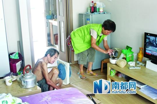 居民徐阿姨去看望何譚送老人，并送去熱湯